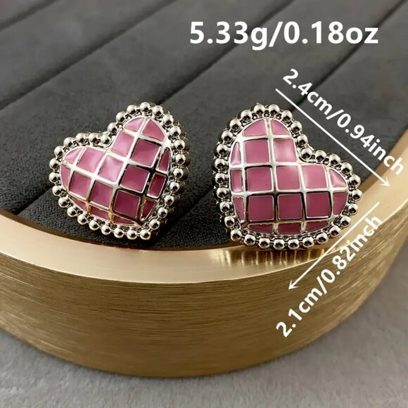 Vintage Elegant Heart Stud Earrings - Picture 3 of 3
